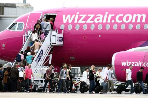 Eljárás indul a Wizz Air Dubajban hagyott csomagjai miatt