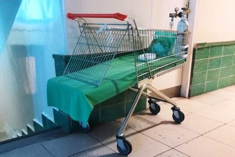 Bevásárlókocsiban szállítják a csecsemőket a szegedi kórházban
