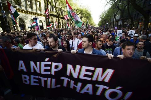A Facebookon meghirdetett, ellenzéki pártok részvételével tartott demonstráció Budapesten, az Operaháznál az Andrássy úton 2018. április 14-én. A résztvevők az Operaháztól vonulnak a Kossuth térre. A transzparens felirata: A nép nem betiltható!