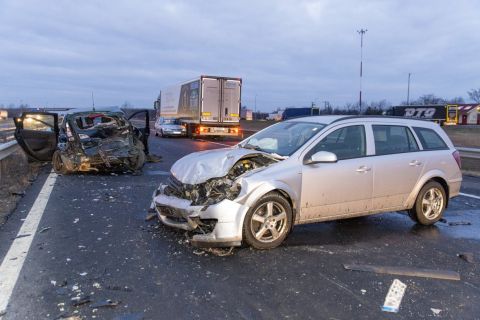 Összeroncsolódott személygépkocsik az M1-es autópályán, Mosonmagyaróvár térségében 2019. február 15-én.