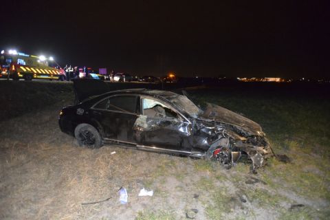 Összeroncsolódott személyautó Szigetszentmiklós közelében 2019. február 26-án. Az autó sofőrje egy körforgalomban elvesztette a jármű felett az irányítást, a gépkocsi többször megpördült, majd az út melletti árokba csapódott. A sofőr az autó alá szorult és a helyszínen meghalt, további két ember megsérült.