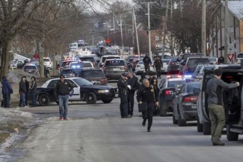 Öt ember meghalt egy lövöldözésben Chicago mellett
