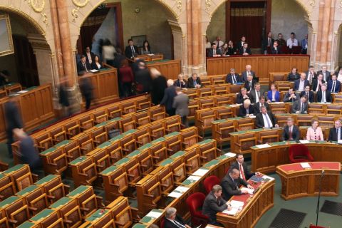 Az ellenzéki képviselők kivonulnak az ülésteremből az Országgyűlés plenáris ülésének kezdetén 2019. február 18-án.