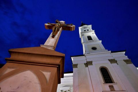 Feszület a mezőkövesdi Szent László római katolikus templom előtt nagyszombat este, 2018. március 31-én.