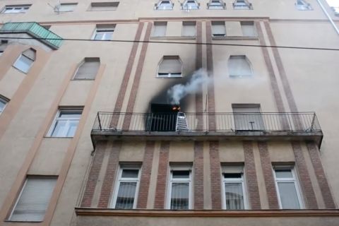Kigyulladt egy több emeletes ház lakása Budapesten