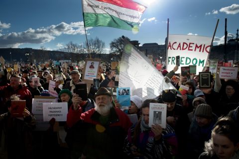 A Magyar Tudományos Akadémia (MTA) tervezett átalakítása ellen tüntetnek az Akadémiai Dolgozók Fóruma Élőlánc a tudományért címmel meghirdetett demonstrációjának résztvevői az MTA székháza előtt Budapesten 2019. február 12-én.