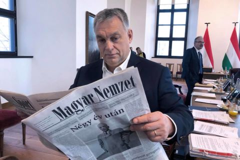 Orbán Viktor olvassa az újraindult Magyar Nemzet első számát.