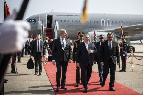 A Miniszterelnöki Sajtóiroda által közreadott képen Orbán Viktor miniszterelnök (k) érkezik Sarm-es-Sejkbe 2019. február 24-én.