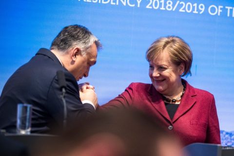 Orbán Viktor miniszterelnök és Angela Merkel német kancellár a visegrádi országok és Németország csúcstalálkozóján tartott sajtótájékoztatón Pozsonyban 2019. február 7-én.