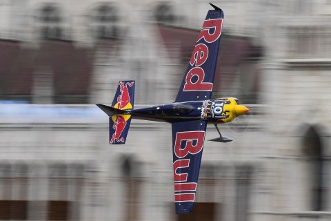 A Master Class kategória győztese, Kirby Chambliss amerikai pilóta Edge 540 típusú gépével repül a Duna felett a Red Bull Air Race budapesti futamán 2017. július 2-án.