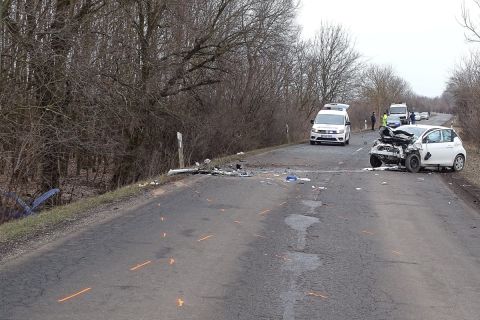 Ütközésben összetört személygépkocsik Gyula és Sarkad között 2019. február 3-án. A 4219-es számú úton történt balesetben az egyik járművezető a helyszínen meghalt.
