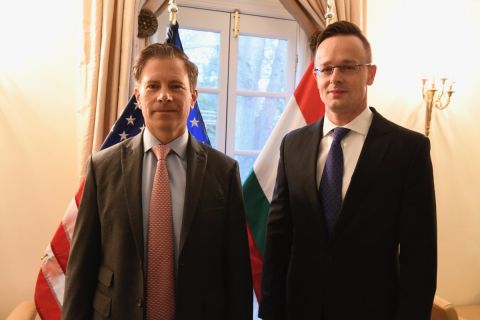 Szijjártó Péter külgazdasági és külügyminiszter (j) és Erik Bethel, a Világbank igazgatóságának amerikai képviselője Washingtonban 2019. február 6-án.