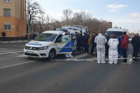 Rendőrök helyszínelnek a XIV. kerületi Szentmihályi út és Nyírpalota út kereszteződésénél 2019. február 15-én, miután a helyszínen elfogták azt a férfit, aki az ítélethirdetést követően megszökött a Fővárosi Törvényszék egyik tárgyalóterméből.