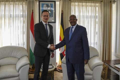 A Külgazdasági és külügyminisztérium által közzétett képen Sam Kutesa ugandai külügyminiszter (j) fogadja Szijjártó Péter Külgazdasági és külügyminisztert Kampalában 2019. március 12-én.