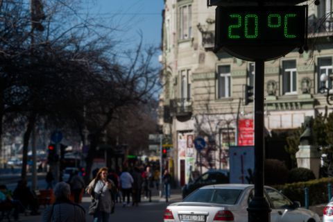 Utcai hőfokmérő a tavaszias napsütésben Budapesten a Szent István körúton 2019. február 28-án.