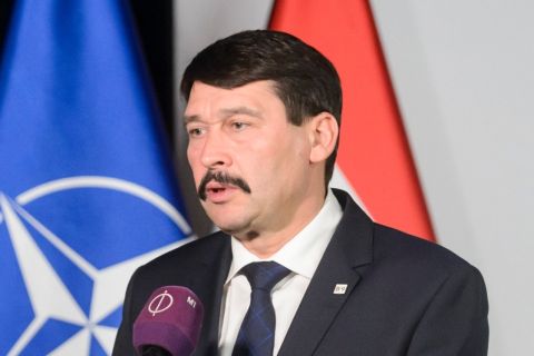 Áder János köztársasági elnök interjút ad a bukaresti kilencek államfőinek kassai találkozója után 2019. február 28-án.