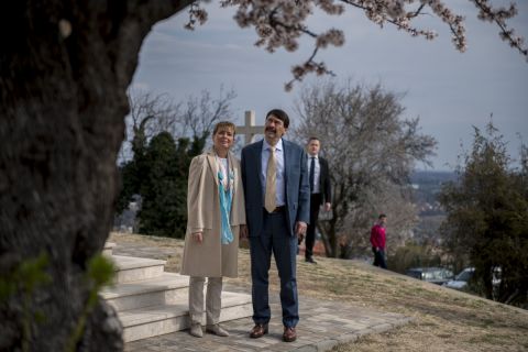 Áder János köztársasági elnök és felesége, Herczegh Anita megtekinti a 2019-es év európai fájának megválasztott pécsi havihegyi mandulafát 2019. március 20-án.