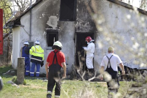 Tűzoltók dolgoznak egy dömsödi családi háznál 2019. március 24-én, miután az épületben tűz keletkezett.
