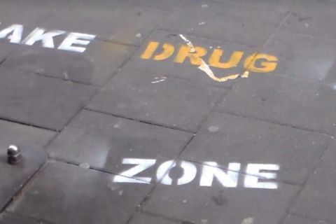 „Fake drug zone” feliratokat festett Bence és Dani a Kazinczy utcában, eljárás indult ellenük