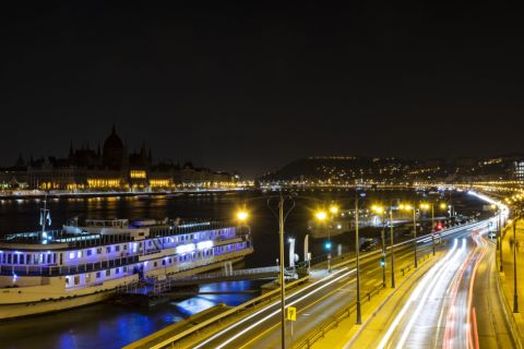 A kivilágítatlan Budapest a Föld órája elnevezésű akció közben 2019. március 30-án.