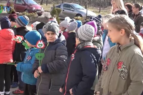Szuverenitásról, külföldi médiáról süketelt a gyerekeknek a fideszes képviselő – ennyire érdekelte a hallgatóságot