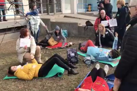 Reagált az egészségügyi ellátó a kórház előtt tiltakozó anyák akciójára
