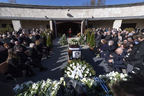 Koós János táncdalénekes, előadóművész, humorista, színész temetése a Farkasréti temetőben 2019. március 20-án.