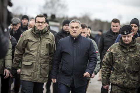 Mateusz Morawiecki lengyel (b) és Orbán Viktor magyar (b2) miniszterelnök a Varsó Wesola kerületében rendezett ünnepségen, amelyet abból az alkalomból rendeztek, hogy Magyarország, Lengyelország és Csehország húsz, Szlovákia pedig tizenöt éve csatlakozott a NATO-hoz.