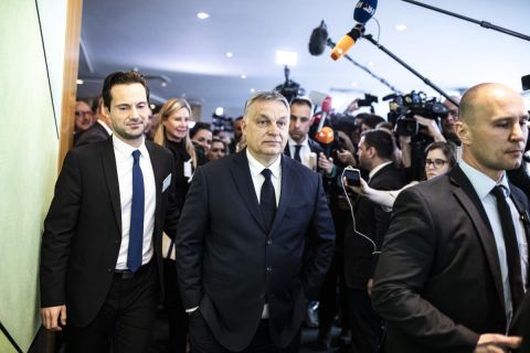 Újságírók várják Orbán Viktor miniszterelnököt (k) Brüsszelben, az Európai Parlament épületében, az Európai Néppárt tanácskozása előtt 2019. március 20-án. Mellette Havasi Bertalan, a Miniszterelnöki Sajtóirodát vezető helyettes államtitkár (b).