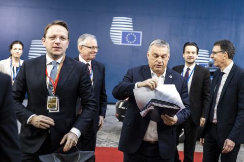 Orbán Viktor miniszterelnök (j3) megérkezik az Európai Tanács második, pénteki munkaülésére Brüsszelben, Gottfried Péter főtanácsadó, Várhelyi Olivér, a magyar állandó képviselet vezetője és Varga Judit államtitkár társaságában 2019. március 22-én.