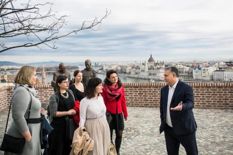 Orbán zsebre dugott kézzel köszöntötte a nőket