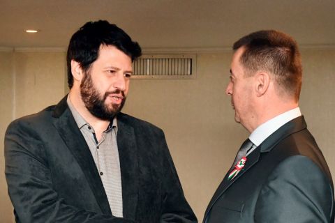 Puzsér Róbert főpolgármester-jelölt (b) és Sneider Tamás, a Jobbik elnöke kezet fog a Mit jelent a XXI. századi politika? címmel tartott sajtótájékoztatón a Fortuna rendezvényhajón 2019. március 14-én.
