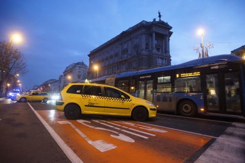 Az Uber közösségi személyszállító szolgáltatás ellen tiltakozó taxisok állnak autóikkal a belvárosi Andrássy út és a Bajcsy-Zsilinszky út kereszteződésénél 2016. január 19-én reggel.