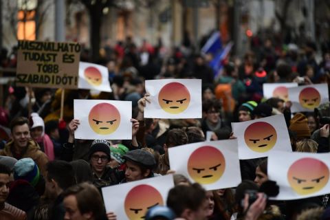 A Demonstrálj az oktatásért címmel a közösségi médiában meghirdetett tüntetés az Alkotmány utcában a Kossuth térnél 2018. január 19-én