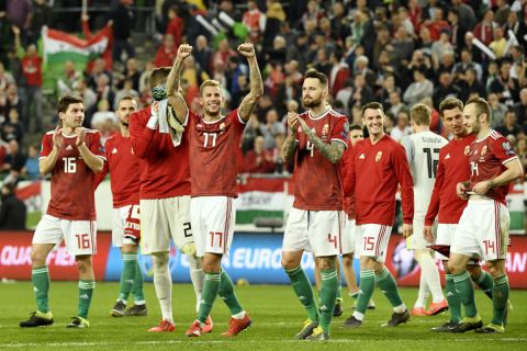 A magyar válogatott játékosai ünneplik győzelmüket a Magyarország - Horvátország labdarúgó Európa-bajnoki selejtezőmérkőzés végén a Groupama Arénában 2019. március 24-én.