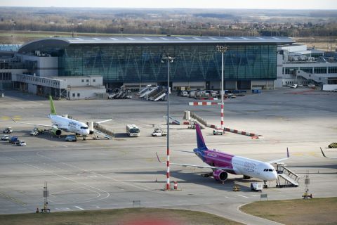 A SkyCourt váró a Liszt Ferenc Nemzetközi Repülőtér 2-es terminálján 2019. március 12-én. Az előtérben a magyar hátterű Wizz Air diszkont légitársaság repülőgépe, a háttérben az airBaltic lett légitársaság CS300 típusú gépe.