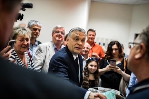 Orbán Viktor 2019. április 8-án Pesterzsébeten, ahol aláírta a Fidesz EP-választási ajánlóívét.