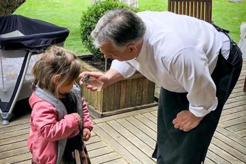 Meglocsolta unokáját Orbán Viktor, felrobbant a Facebook