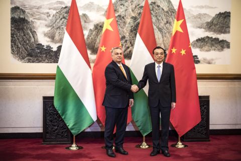 Orbán Viktor miniszterelnök (b) és Li Ko-csiang kínai miniszterelnök kétoldalú tárgyalásukon Pekingben 2019. április 25-én.