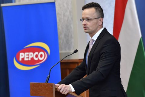 Szijjártó Péter külgazdasági és külügyminiszter beszél a Pepco beruházásbejelentő sajtótájékoztatóján a Külgazdasági és Külügyminisztériumban 2019. április 16-án. A Pepco csaknem 27,2 milliárd forintos logisztikai beruházást telepít Magyarországra, hogy a régió valamennyi országát kiszolgálhassa a Pest megyei Gyálról.