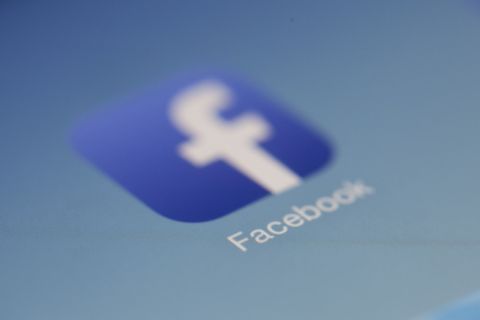 Az állam hatálya alá terelné a Facebookot a Századvég