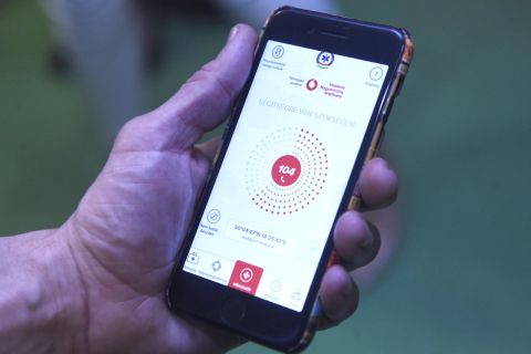 A Vodafone Magyarország Alapítvány és az Országos Mentőszolgálat mentőhívást megkönnyítő és a segítségnyújtást gyorsabbá tevő ÉletMentő applikációja a magyarországi bevezetését bejelentő sajtótájékoztatón az Országos Mentőszolgálat Budapesti Mentésirányító Központjában 2019. április 4-én.
