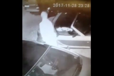 Autókat hágott meg egy férfi Pécsen
