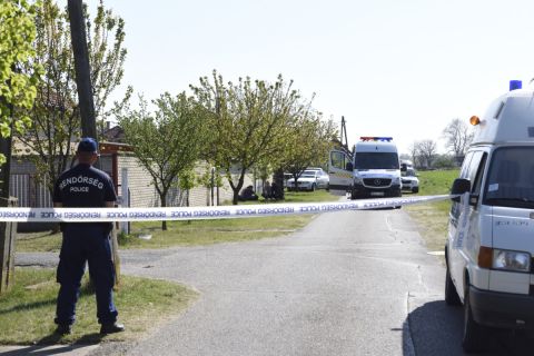 Rendőrségi zárás a Csongrád megyei Forráskúton, ahol az egyik házban egy férfi a gyanú szerint megölte feleségét, majd öngyilkos lett 2019. április 20-án.