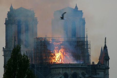 Sikerült megmenteni a teljes pusztulástól a kigyulladt Notre-Dame-ot