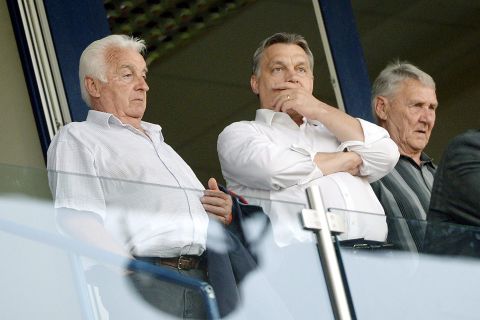 Orbán Viktor miniszterelnök (k) és édesapja, Orbán Győző (b), valamint Kovács Ferenc, a Videoton korábbi edzője (j) a VIP-páholyban a labdarúgó Ligakupa döntőjeként vívott Ferencváros - Videoton FC találkozón a székesfehérvári Sóstói Stadionban 2013. április 24-én.
