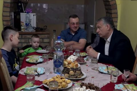 Orbán Viktor megtekintette az egymilliomodik külhoni magyar családját, ahol az ő képe lóg a falon