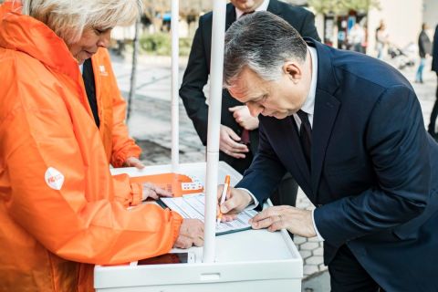 Mindenki nyugodjon meg, Orbán Viktor is aláírta a Fidesz EP-ívét