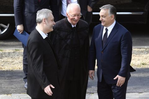 Orbán Viktor miniszterelnök (j) Csák Zsolt főgondnokkal (b) és Veres Gábor lelkésszel beszélget a felújított pesterzsébeti Klapka téri református templom felavatása alkalmából tartott istentisztelet előtt 2019. április 7-én.