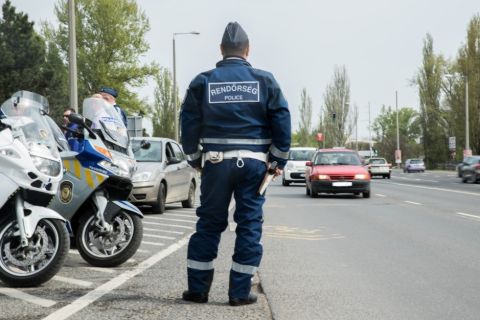 Motoros rendőrök szedik ki a forgalomból a szabálysértőket Pest megyében
